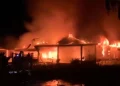 Kebakaran Hebat di Muara Sabak Timur, Tiga Rumah Hangus Dilalap Api
