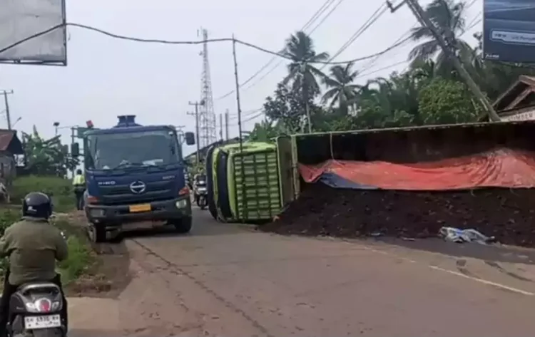 Truk Batu Bara Terguling di Tempino, Lalu Lintas Sempat Lumpuh Sejak Subuh