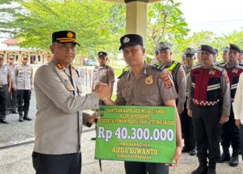Wujud Kepedulian, Polres Muaro Jambi Berikan Bantuan kepada Anggota Korban Kebakaran