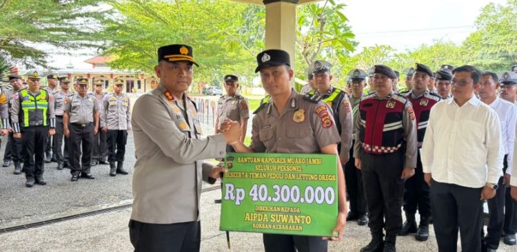 Wujud Kepedulian, Polres Muaro Jambi Berikan Bantuan kepada Anggota Korban Kebakaran