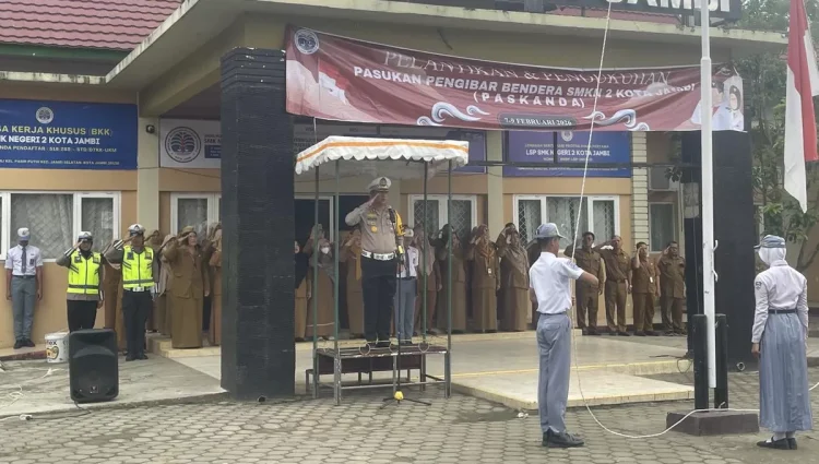 Polisi Jadi Pembina Upacara di SMKN 2 Jambi, Tanamkan Disiplin Berlalu Lintas Sejak Bangku Sekolah