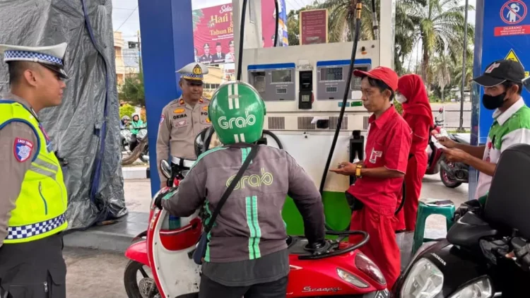 Satlantas Polresta Jambi Tebar Kasih Sayang Valentine, Ojol Dapat BBM Gratis