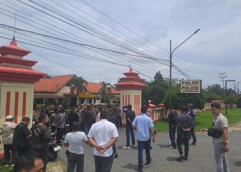 Sejumlah Massa Gelar Aksi Damai di Mapolres Sarolangun, Pertanyakan Tindakan Aparat Soal Aktivitas PETI