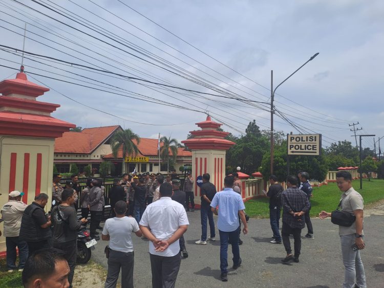 Sejumlah Massa Gelar Aksi Damai di Mapolres Sarolangun, Pertanyakan Tindakan Aparat Soal Aktivitas PETI