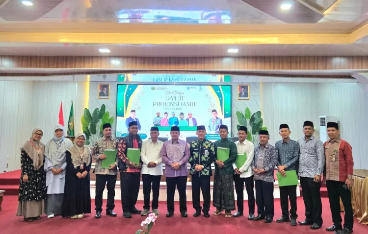 Bupati Tanjab Barat Turut Mensholati KH. Hasan Basri