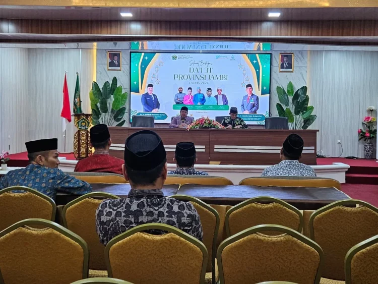 Bupati Tanjab Barat Turut Mensholati KH. Hasan Basri
