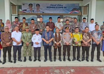 Danrem 042/Gapu Bersama Gubernur Jambi dan Forkopimda Sambut Kedatangan Komisi II DPR RI di Jambi