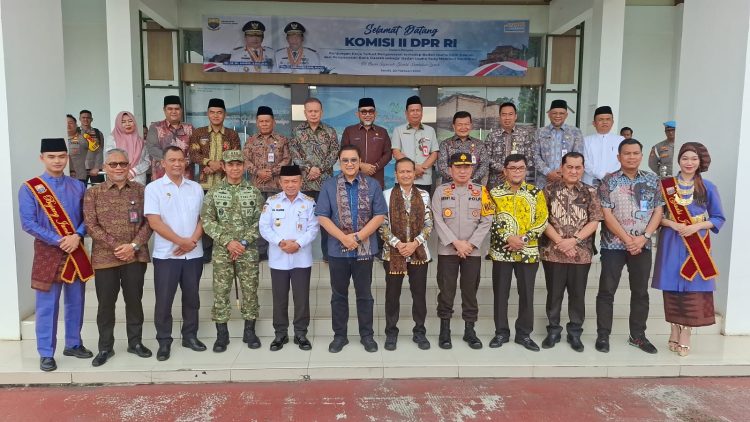 Danrem 042/Gapu Bersama Gubernur Jambi dan Forkopimda Sambut Kedatangan Komisi II DPR RI di Jambi