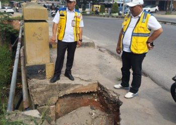 Bupati Tanjab Barat Turut Mensholati KH. Hasan Basri