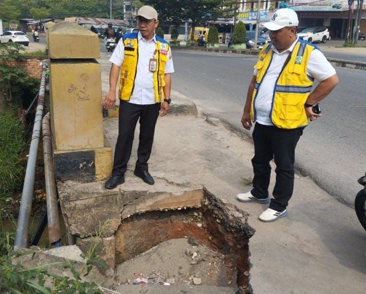Bupati Tanjab Barat Turut Mensholati KH. Hasan Basri