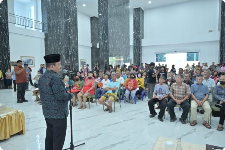 Rayakan Imlek: Pemkot Jambi Serahkan 400 Paket Sembako Kepada Masyarakat Tionghoa