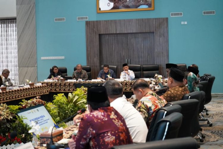 Danrem 042/Gapu Bersama Gubernur Jambi dan Forkopimda Sambut Kedatangan Komisi II DPR RI di Jambi