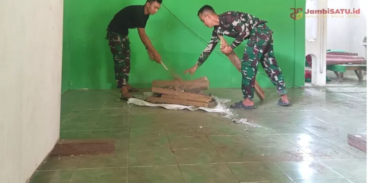 Satgas TMMD ke-127 Kodim 0415/Jambi Rehabilitasi Mushola Nurul Iman di Batanghari