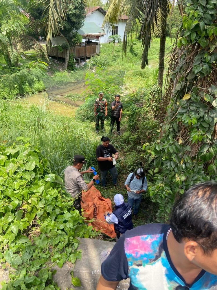 Mayat Pria Tanpa Identitas Ditemukan Mengapung di Bawah Jembatan Tanjung Lumut