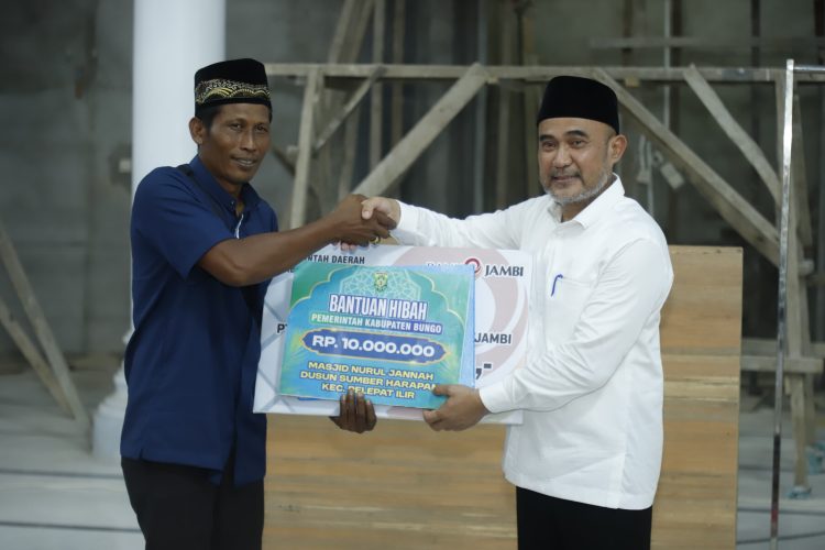 Safari Ramadhan di Sumber Harapan, Bupati Bungo Buka Puasa Bersama Warga dan Serahkan Bantuan Masjid