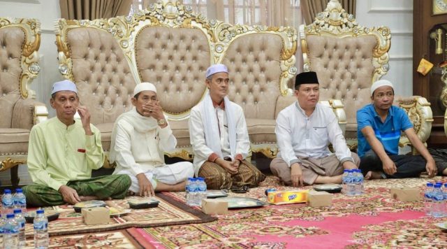 Wabup Tanjab Barat Buka Puasa Bersama Masyarakat di Rumah Dinas