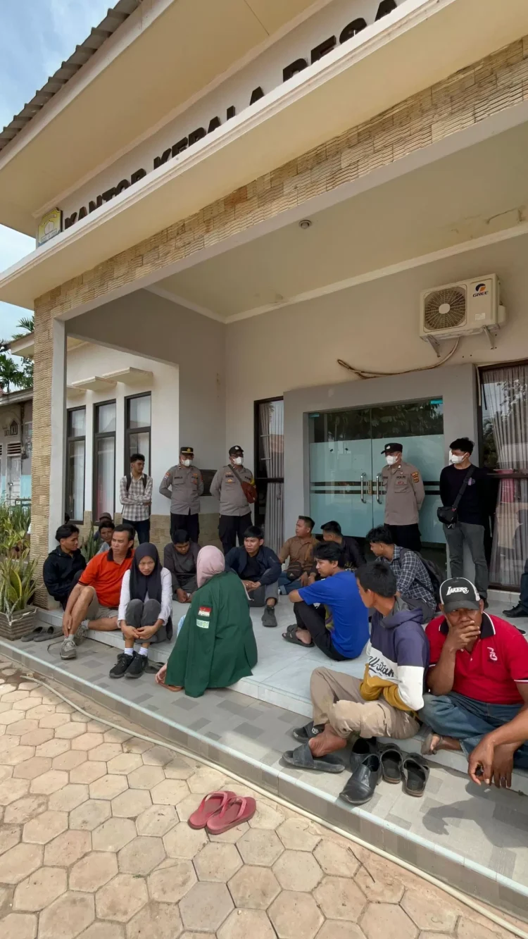 Puluhan Warga Desa Parit Geruduk Kantor Desa Runtut Transparansi Dana Desa