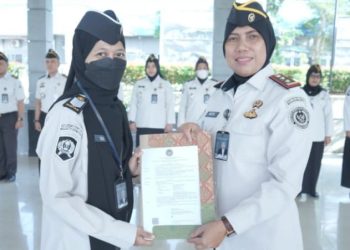1 Petugas Lapas Perempuan Kelas IIB Jambi Terima Penyematan Tanda Kenaikan Pangkat