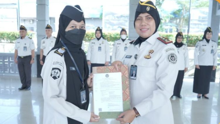1 Petugas Lapas Perempuan Kelas IIB Jambi Terima Penyematan Tanda Kenaikan Pangkat