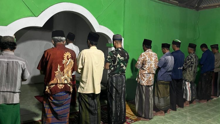 Momen Satgas TMMD ke 127 Kodim 0415/Jambi Salat Tarawih Berjamaah