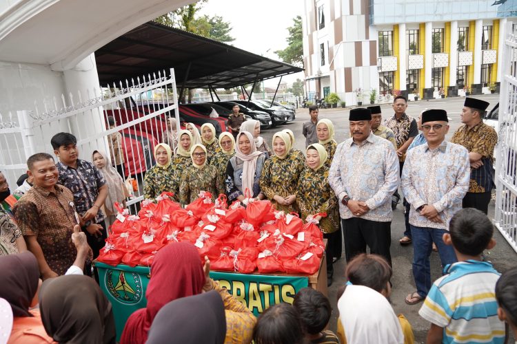 Kejati Jambi Bagikan Takjil Gratis ke Masyarakat