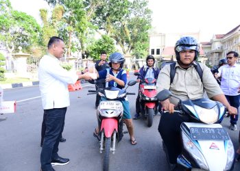 Ditreskrimsus dan Bidhumas Polda Jambi Kompak Gelar Aksi Sosial Pembagian Takjil