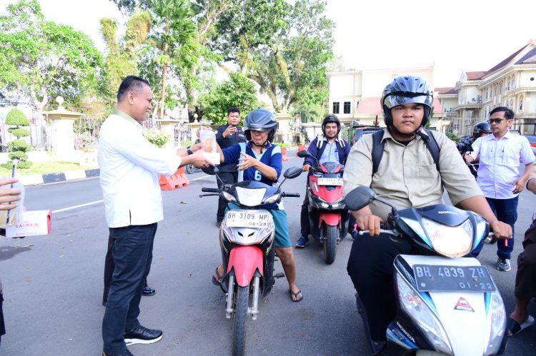 Ditreskrimsus dan Bidhumas Polda Jambi Kompak Gelar Aksi Sosial Pembagian Takjil