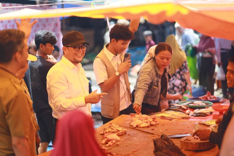 Pantau Harga Sembako di Pasar Sengeti, Ivan Wirata Pastikan Stok dan Harga Masih Stabil