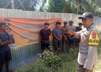 Personil Polsek Bahar Selatan Memberikan Pendekatan Persuasif dan Sosialisasi UU Cipta Kerja No 6 Thn 2023 dan Peraturan Menteri ESDM No 14 Thn 2025 Tentang Kerja Sama Pengelolaan Bagian Wilayah Kerja Untuk Peningkatan Produksi Minyak dan Gas Bumi terhadap Para pemilik dan Pekerja Driling Sumur Rakyat di Wilayah Kec. Bahar Selatan