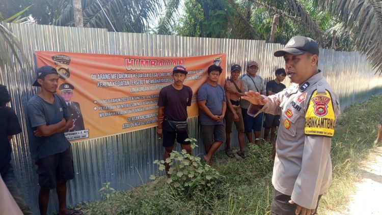 Personil Polsek Bahar Selatan Memberikan Pendekatan Persuasif dan Sosialisasi UU Cipta Kerja No 6 Thn 2023 dan Peraturan Menteri ESDM No 14 Thn 2025 Tentang Kerja Sama Pengelolaan Bagian Wilayah Kerja Untuk Peningkatan Produksi Minyak dan Gas Bumi terhadap Para pemilik dan Pekerja Driling Sumur Rakyat di Wilayah Kec. Bahar Selatan