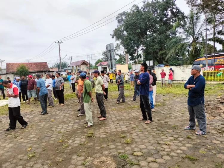 Warga Sungai Bengkal Datangi Kantor Camat, Tolak Klaim Batas Wilayah Teluk Rendah Pasar