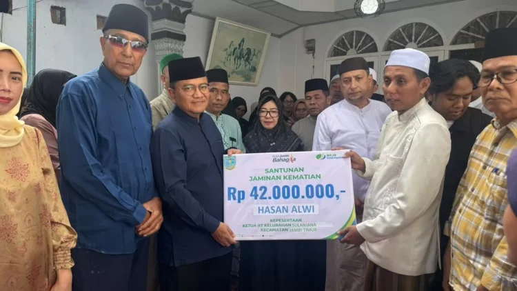 Wali Kota Maulana Salurkan Santunan Jaminan Kematian untuk Tiga Ketua RT di Kota Jambi