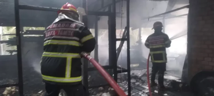 Ditinggal Pemilik Bekerja, Satu Unit Rumah di Danau Teluk Ludes Terbakar
