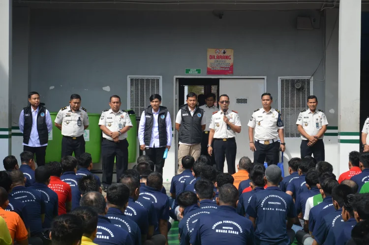 Gandeng BNNK, Pegawai dan 100 Warga Binaan Lapas Narkotika Muara Sabak Jalani Tes Urine