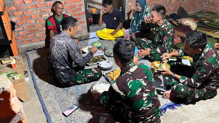 Satgas TMMD 127 Kodim 0415/Jambi Pererat Kemanunggalan dengan Masyarakat melalui Buka Puasa Bersama