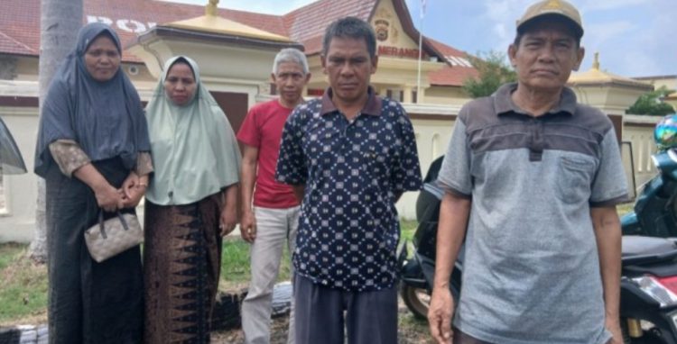 Dokumentasi Nur Hasiah Bersama Saksi Didepan Polres Merangin.