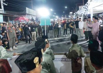 Bupati Anwar Sadat Lepas Peserta Festival Arakan Sahur Minggu Ke-2, Warga Kota Jambi Turut Memadati Lokasi