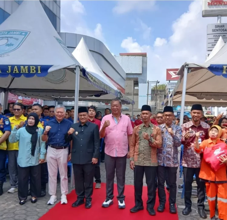 Wali Kota Maulana Apresiasi Sinsen, 1.253 Paket Sembako Dibagikan untuk Petugas Kebersihan Kota Jambi