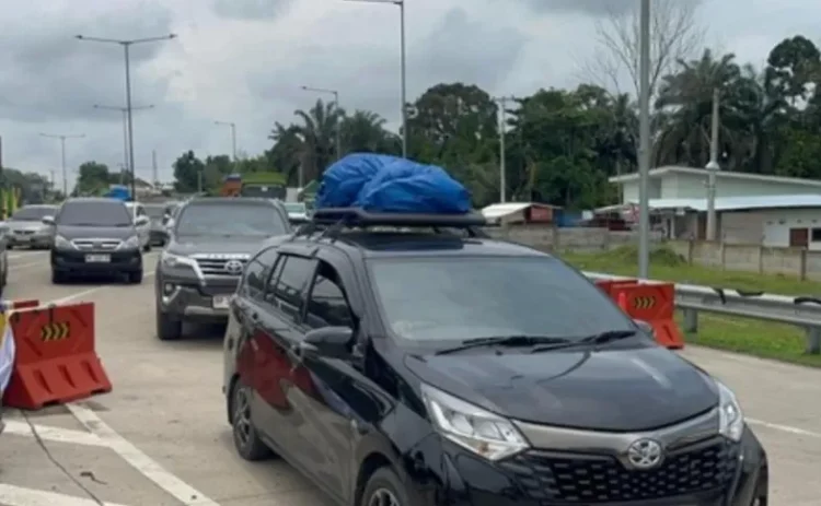 Sopir dan Pemudik Protes Penutupan Akses Tol Muaro Sebapo, Sempat Jebol Penyekatan