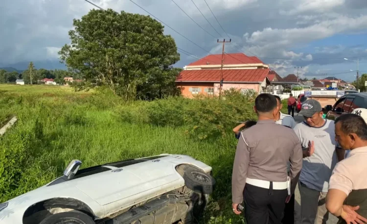 Tabrakan Beruntun di Sungai Penuh, Dua Mobil dan Satu Motor Terjun ke Sawah