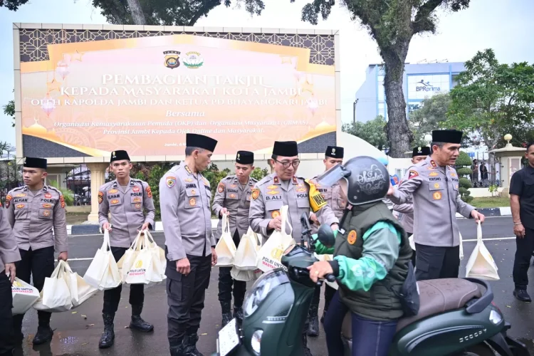 Kapolda Jambi Turun Langsung Bagikan Takjil, Libatkan Bhayangkari, OKP dan Ormas di Ramadan 2026