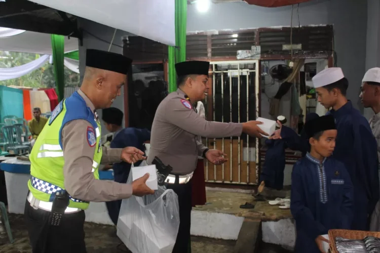Ramadhan Penuh Kepedulian, Sat Lantas Polresta Jambi Berbagi Takjil dengan Anak Panti Darul Mustofa