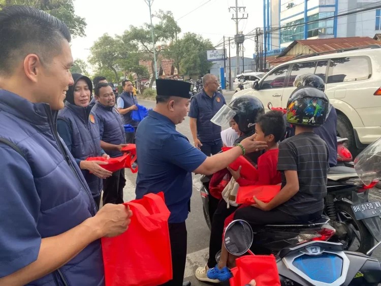 Ramadan Penuh Berkah, Ditresnarkoba Polda Jambi Turun ke Jalan Bagikan Takjil untuk Warga