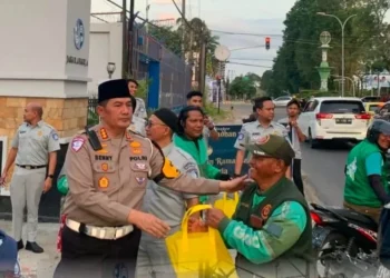 Edukasi Tertib Lalu Lintas di Bulan Ramadhan, Jasa Raharja dan Ditlantas Polda Jambi Bagikan Takjil dan Helm Keselamatan