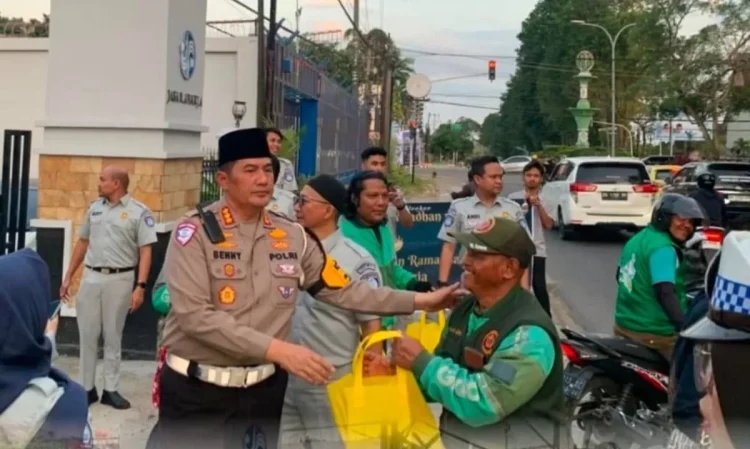 Edukasi Tertib Lalu Lintas di Bulan Ramadhan, Jasa Raharja dan Ditlantas Polda Jambi Bagikan Takjil dan Helm Keselamatan