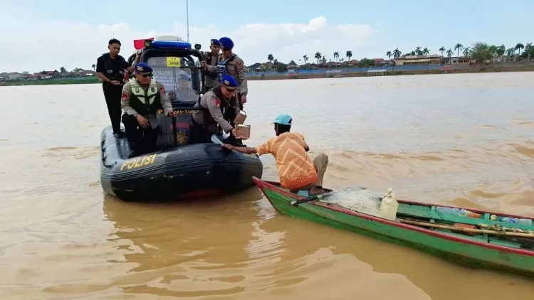 Polairud Polda Jambi Tebar Takjil di Sungai Batanghari, Perkuat Kedekatan dengan Warga Perairan