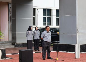 Apel Pagi Pasca Cuti Bersama Idul fitri 1447 H, Kakanwil Kemenkum Jambi Berikan Penghargaan Pegawai Teladan