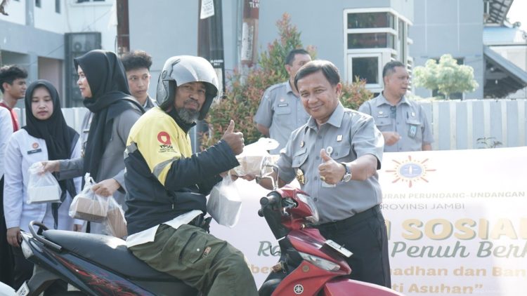 Wujud Kepedulian di Bulan Suci Ramadhan, Kanwil Kemenkum Jambi Berbagi Takjil kepada Masyarakat