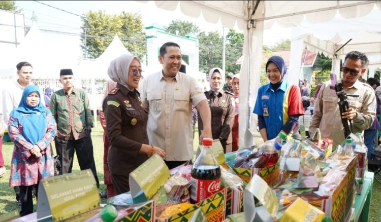 Bupati M. Syukur Beli Paket Sembako untuk Anak Yatim dan Fakir Miskin di Pasar Murah Kejari Merangin