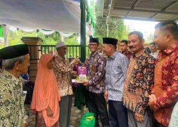 BUMD Bersama Teras Mandiri Serahkan Bansos untuk Warga Batanghari